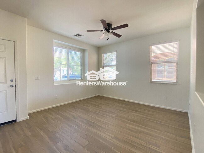 Foto del edificio - 4149 E Devon Dr