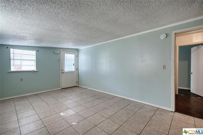 Foto del edificio - 1716 Justin Ln