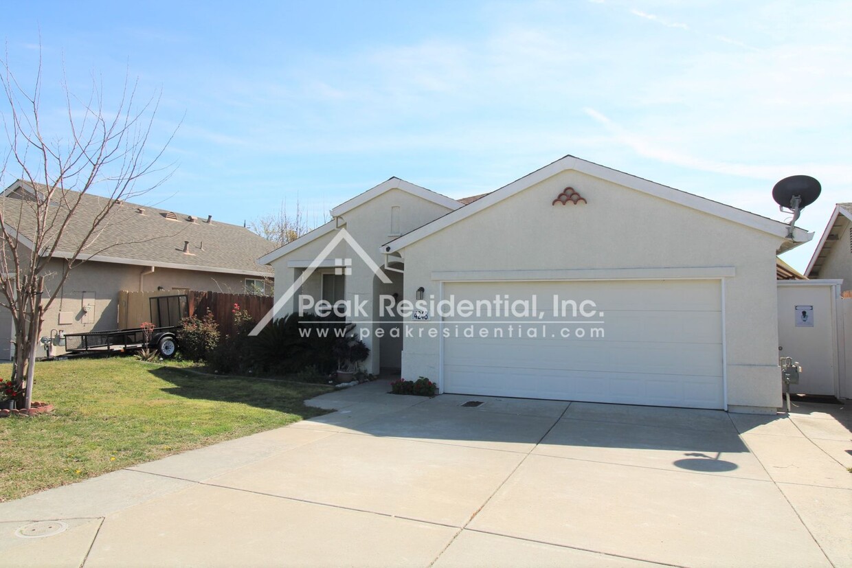 Building Photo - Charming Antelope 4bd/2ba House with 2 Car...