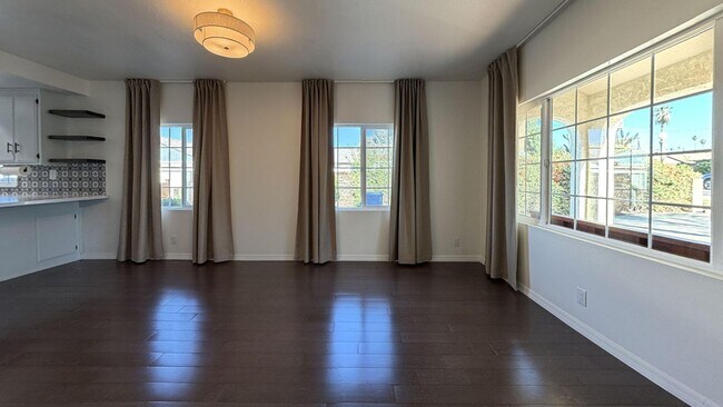 Building Photo - 1054 W Clifton Ave