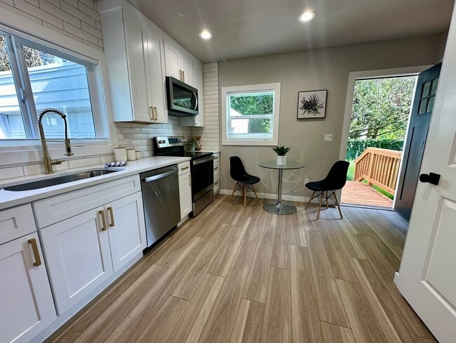 Building Photo - Fully Remodeled 2 Bedroom SE Portland Home!
