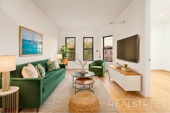 Building Photo - Stylish 1-Bedroom Apartment with Modern Amenities in Bed-Stuy