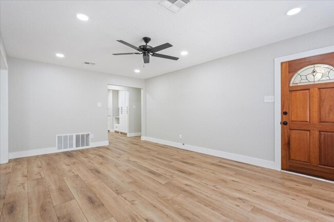 Foto del edificio - Single-Family Home For Lease on Braemar Drive