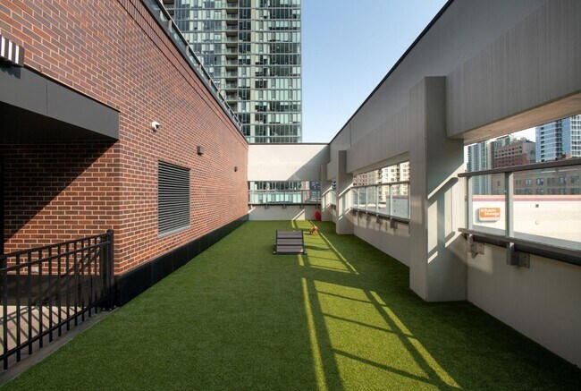 Foto del edificio - 300 W Hill St