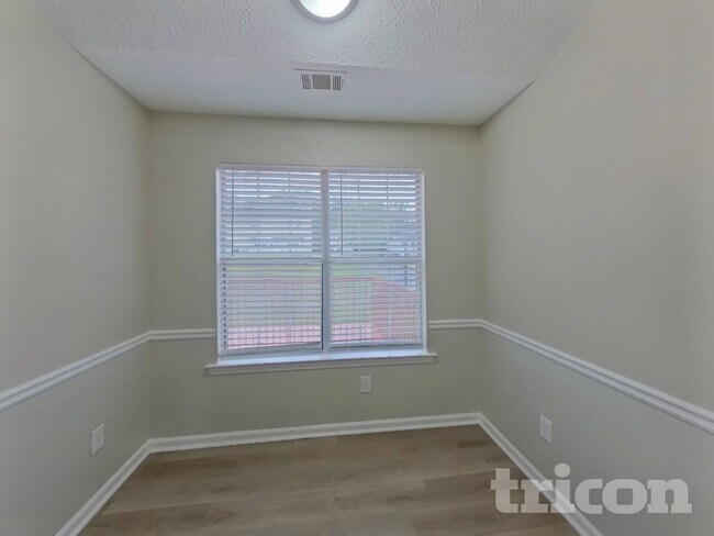 Building Photo - 800 Lorraine Ln