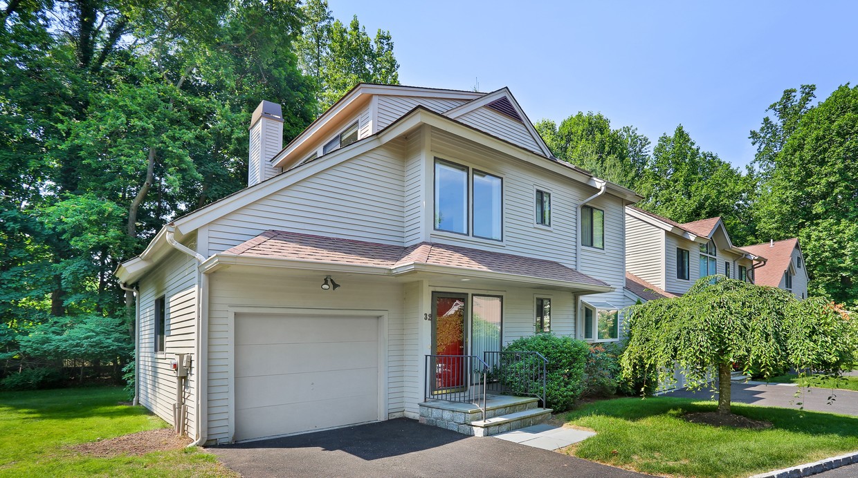 Primary Photo - 320 Strawberry Hill Ave