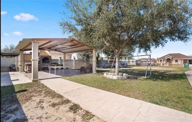 Building Photo - 13 Marla Dr