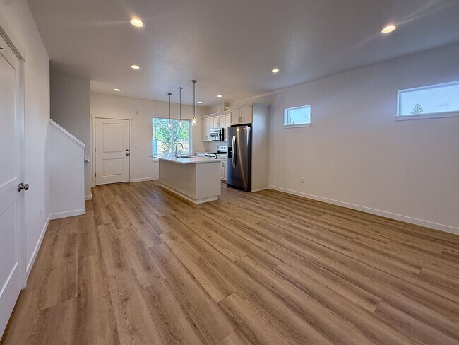 Building Photo - 344 SE Shetterly Dr