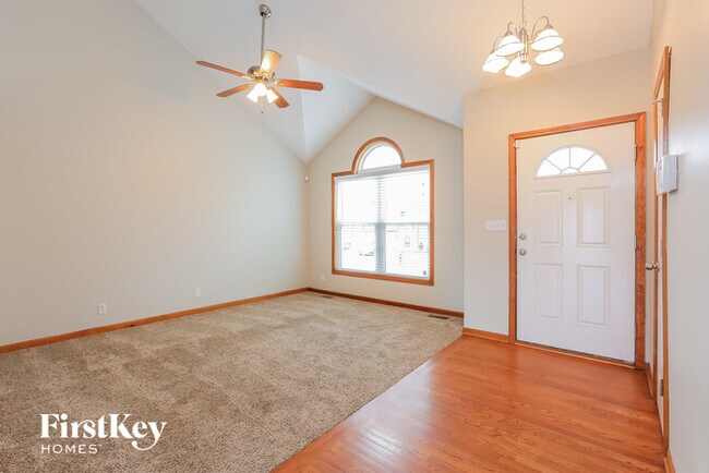 Building Photo - 912 E Madelyn Dr