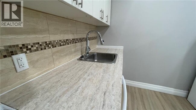 Building Photo - 326 Hunter St E