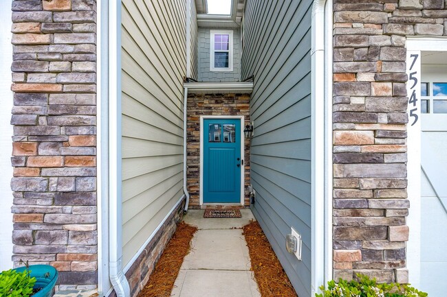 Building Photo - Beautifully maintained 3-bedroom 2-bath To...