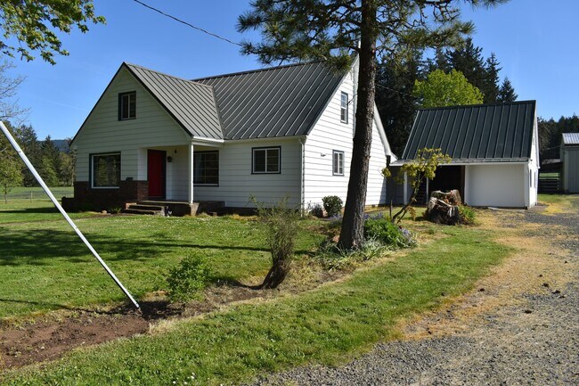 Foto del edificio - 4-Bedroom Home in the Country!