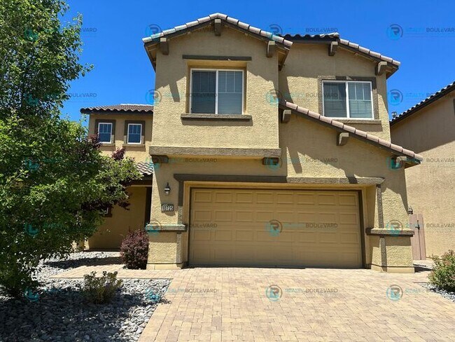 Building Photo - Beautiful 3 bedroom, 2.5 bathroom home fea...