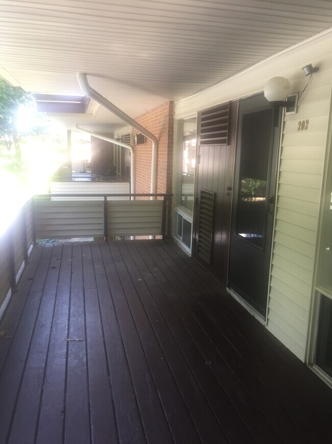 Building Photo - 1 Bedroom 1 Bath Top Floor Condo located within the Woodmont Spring Condominium Complex Next to W...