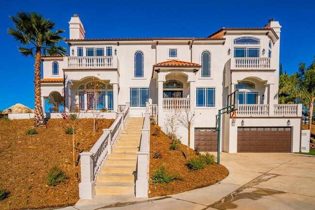 Foto del edificio - Mediterranean Estate in a Gated Community
