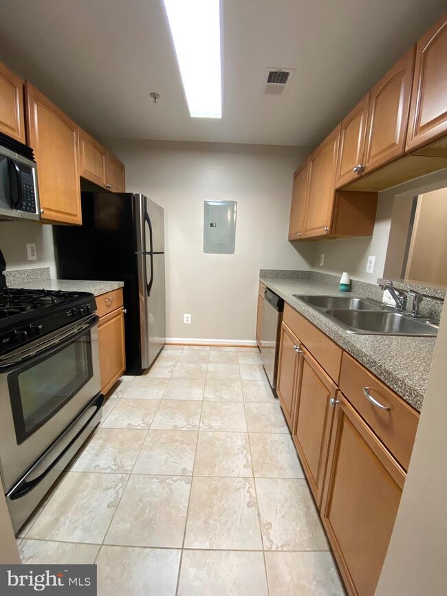 Foto del edificio - 6710 Lake Park Dr