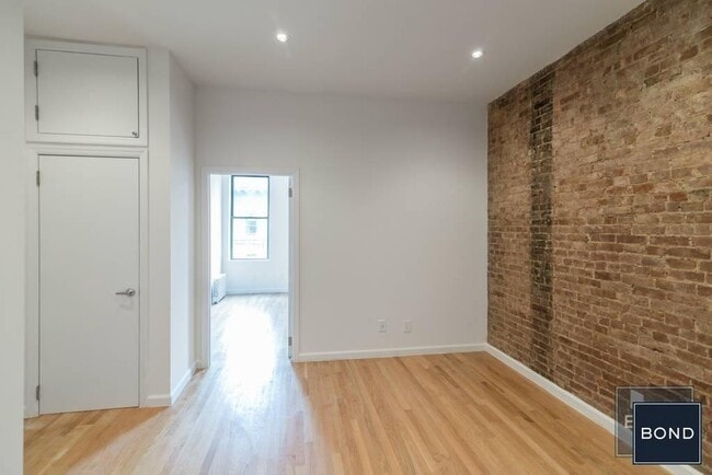 Building Photo - 166 E 90th St