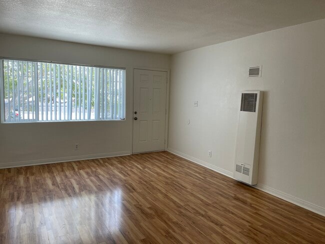 Building Photo - 2042 Cherry Ave
