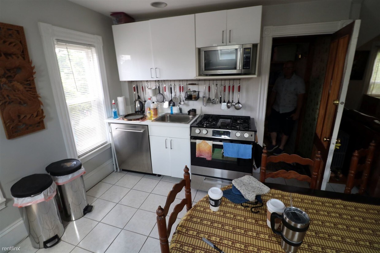 2 br, 1 bath - 32 Chandler St # 3 - 2 br, 1 bath  - 32 Chandler St # 3