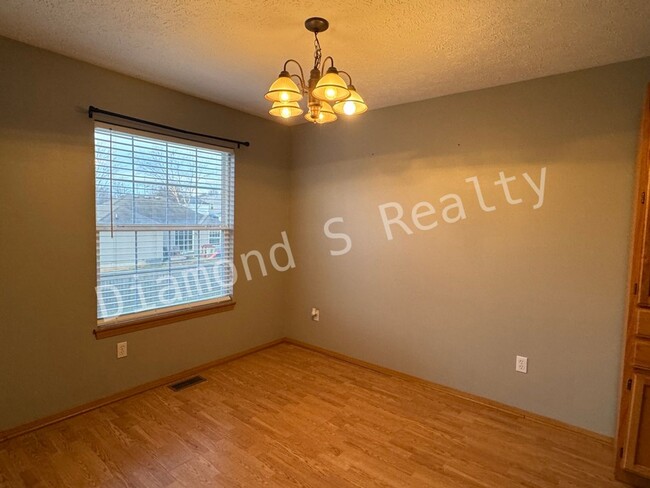 Building Photo - South Nixa Location!  3 Bedroom/2 Bath Home