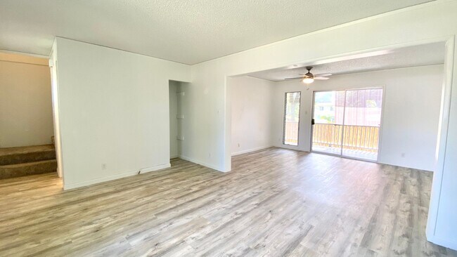Building Photo - Renovated 3 BED/1.5 BATH/2 PRKG, Lanai and...