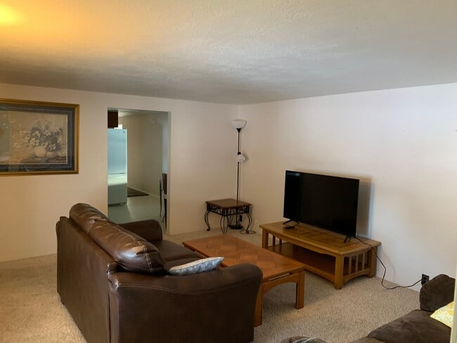 Building Photo - Great 4 bed 2 bath Mobile