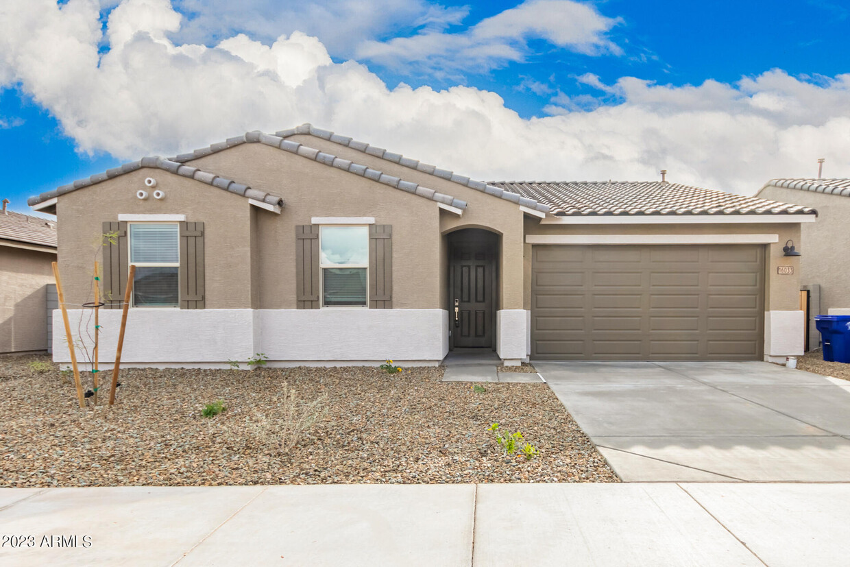 Foto principal - 16033 Smoketree Dr