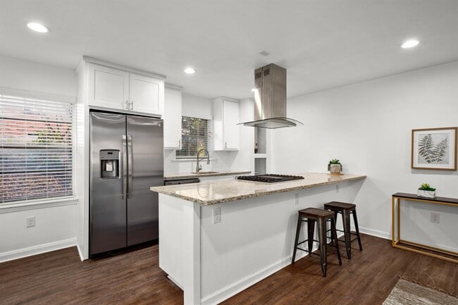 Foto del edificio - 301 E 33rd St