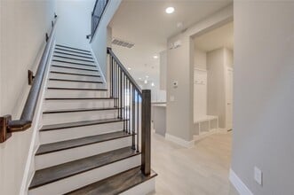 Building Photo - 1709 Summerlyn Ter Dr