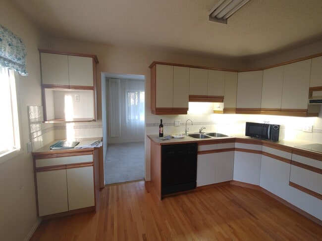 Kitchen leading to living room - 128 Gainsborough Dr SW