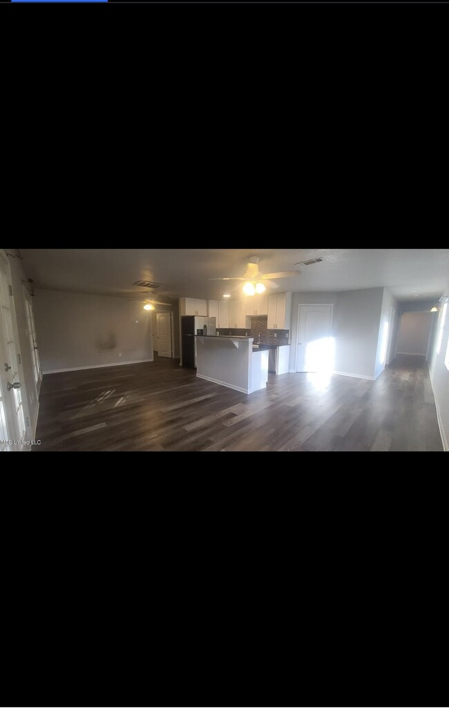 Building Photo - 349 Hiller Dr
