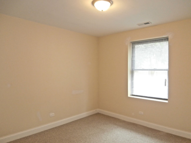 Building Photo - 5001 N Sawyer Ave