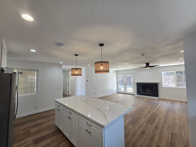 Foto del edificio - Freshly Remodeled & Full of Charm on Banbury
