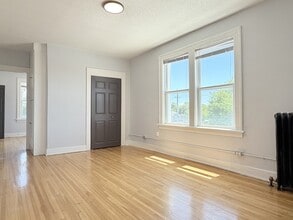 Building Photo - 1518 University Ave W