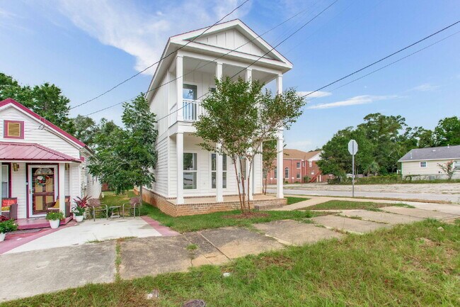 Building Photo - New Construction, 3 bed 3 bath near downtown!