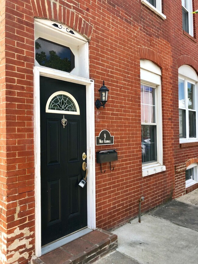 Foto del edificio - Charming 2 Bedroom/2 Bathroom Townhome in Federal Hill W/ Parking
