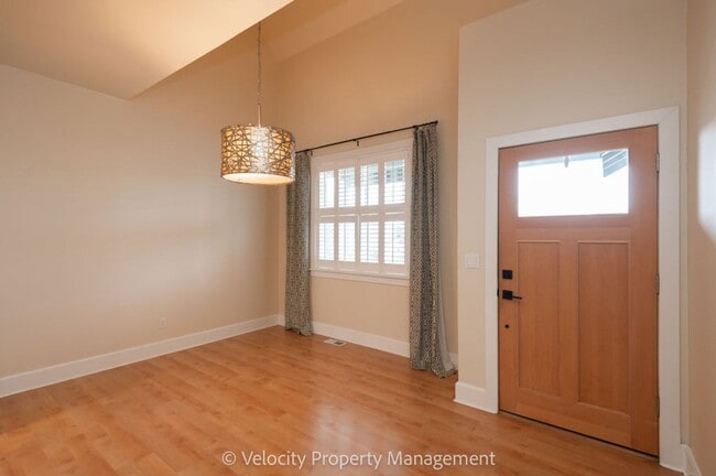 Foto del edificio - Beautiful Home with lovely backyard & RV Pad and more!