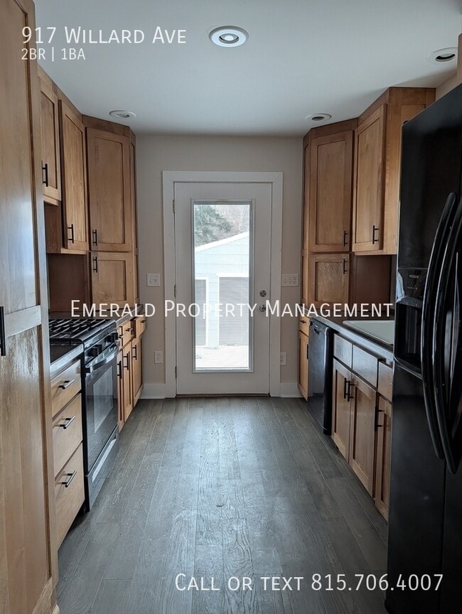 Building Photo - 917 Willard Ave W