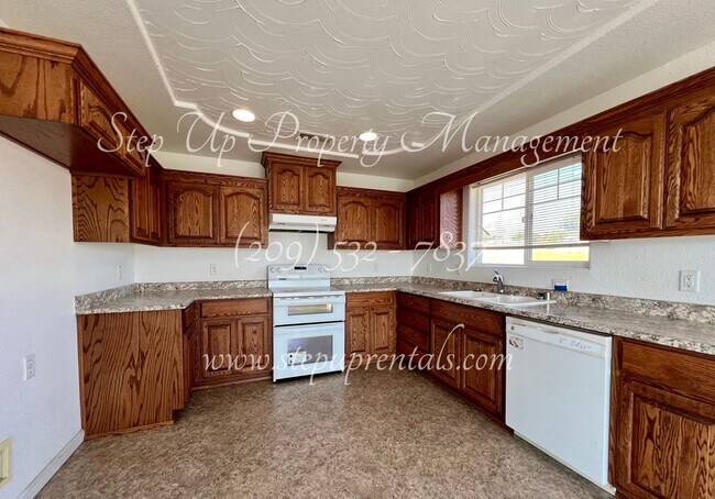 Building Photo - Spacious 3 Bedroom 2 Bathroom Home Near La...