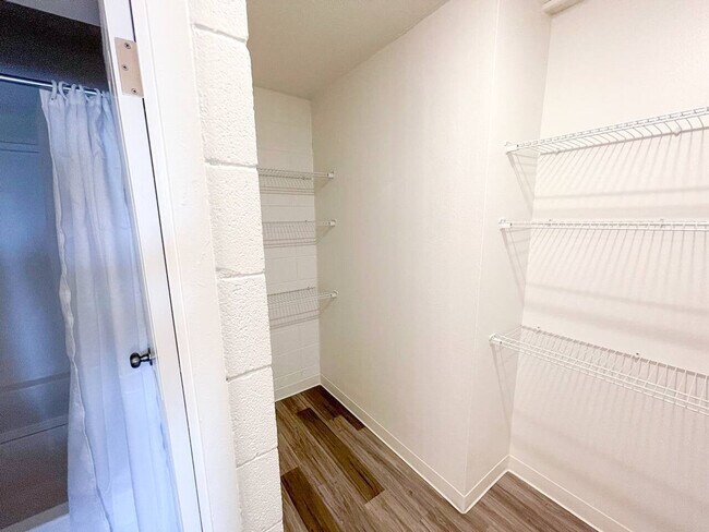 Foto del edificio - 318 E McMillan St