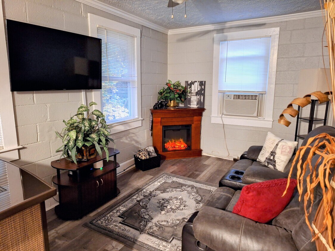 Foto principal - 4210 Deadwyler Dr