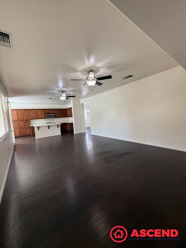 Foto del edificio - Beautiful 4 Bedroom Located in HOA!