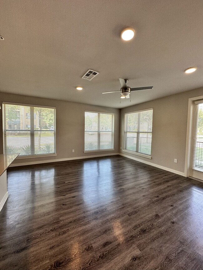 Foto del edificio - 5701 McKinney Pl Dr