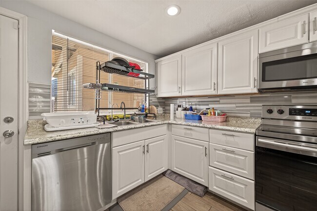 Foto del edificio - 13175 Clarewood Dr