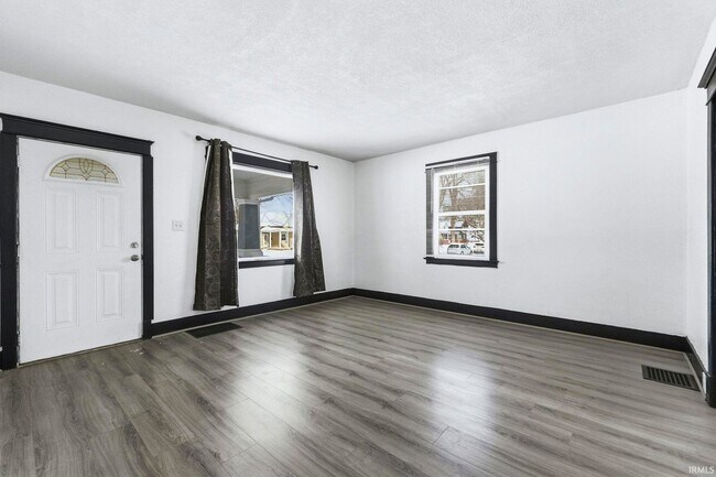 Foto del edificio - 3 bedroom available for immediate move i!