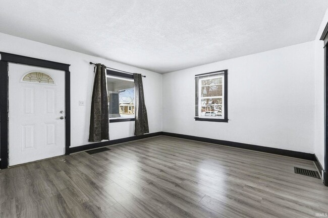 Building Photo - 3 bedroom available for immediate move i!