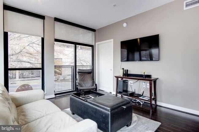 Foto del edificio - 1320 Fenwick Ln
