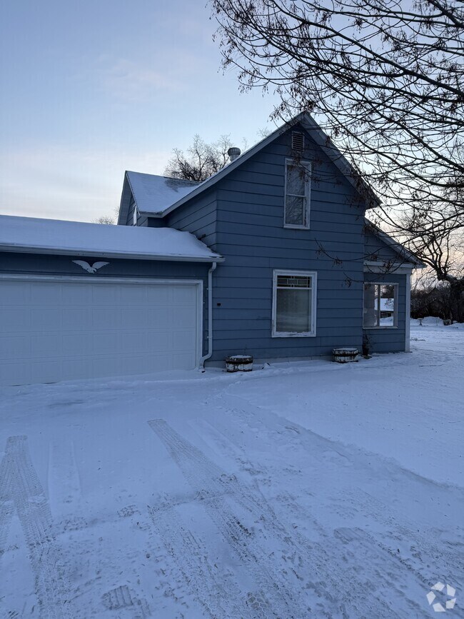 Building Photo - 706 Springen Ave
