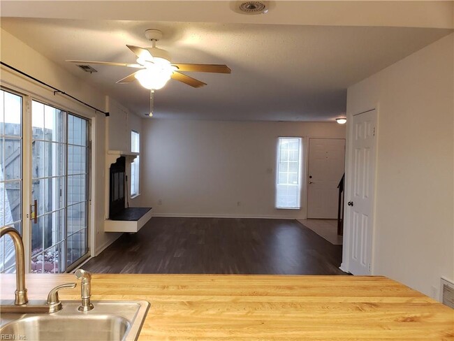 Building Photo - 504 Redbird Ct