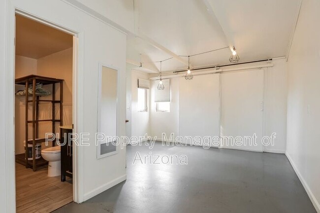 Building Photo - 2925 N 15th Dr